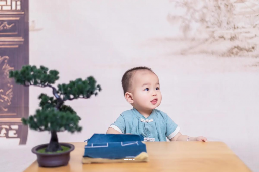 惠州怀孕肚子中间凹两边凸